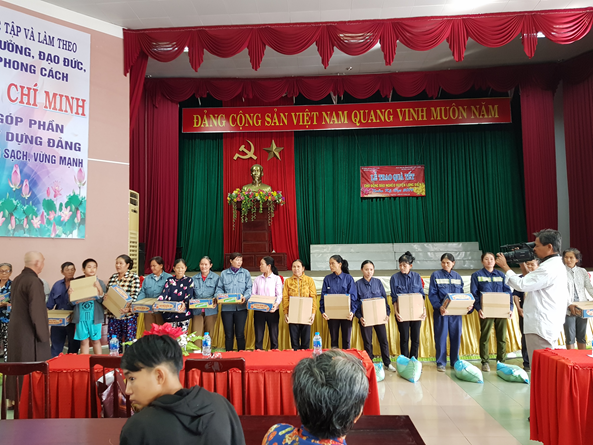 Ban Trị Sự GHPGVN Huyện Long Điền Trao Quà Tết Cho Người Nghèo