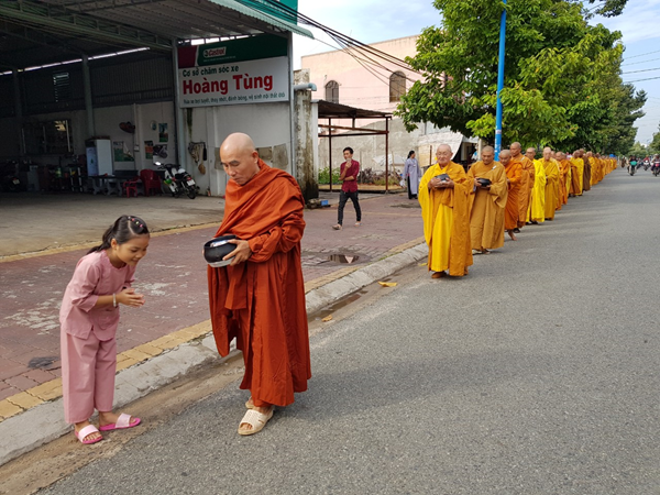 Phật Giáo Long Điền: Cổ Phật Khất Thực 