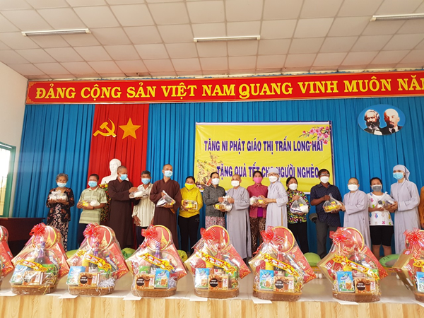 Phật giáo Long Hải: Chúc tết Chính quyền và trao quà cho Người khó khăn  